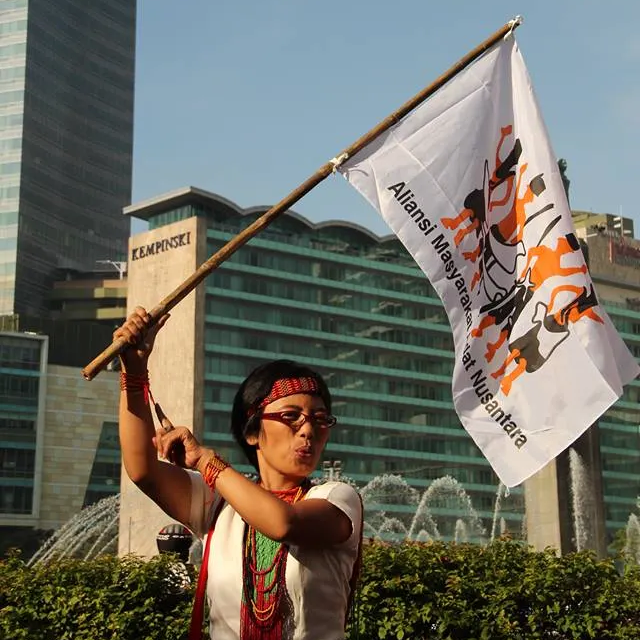 Sekjen AMAN,Rukka Sombolinggi saat melakukan aksi bersama para aktivis dan Masyarakat Adat di Bundaran HI, Jakarta. Foto: Dokumentasi AMAN.