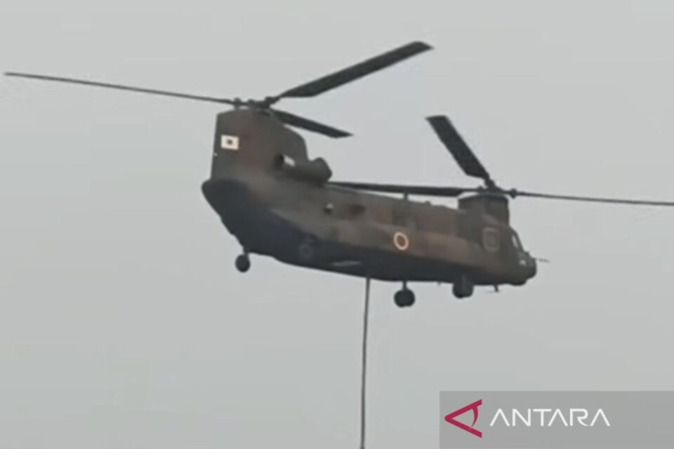 Helikopter Chinook CH-47 milik Jepang akhirnya melakukan "water bombing" perdana di Kabupaten Ketapang, Kalimantan Barat, setelah dua hari tertahan kondisi jarak pandang akibat kabut asap. (ANTARA/HO : Istimewa)