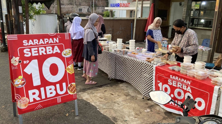 Pelapak sarapaan serba sepuluh ribu. (KOMPASIANA)