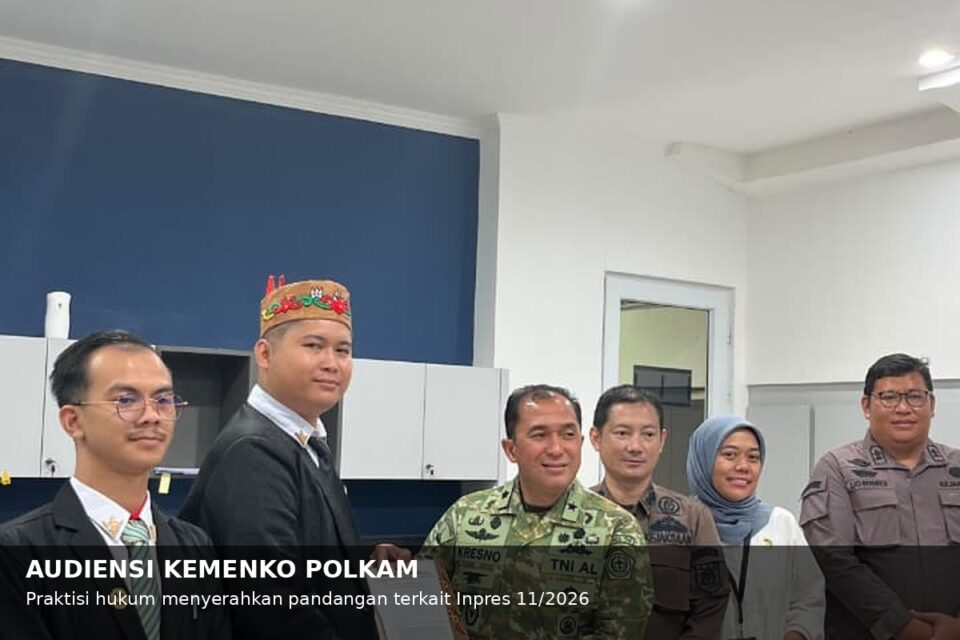 Praktisi hukum menyerahkan pandangan terkait Inpres Nomor 11 Tahun 2026 kepada perwakilan Kemenko Polkam dalam audiensi di Jakarta, Senin (12/10/2026). Pertemuan turut membahas perlindungan hukum masyarakat yang melakukan pembukaan lahan berdasarkan kearifan lokal.