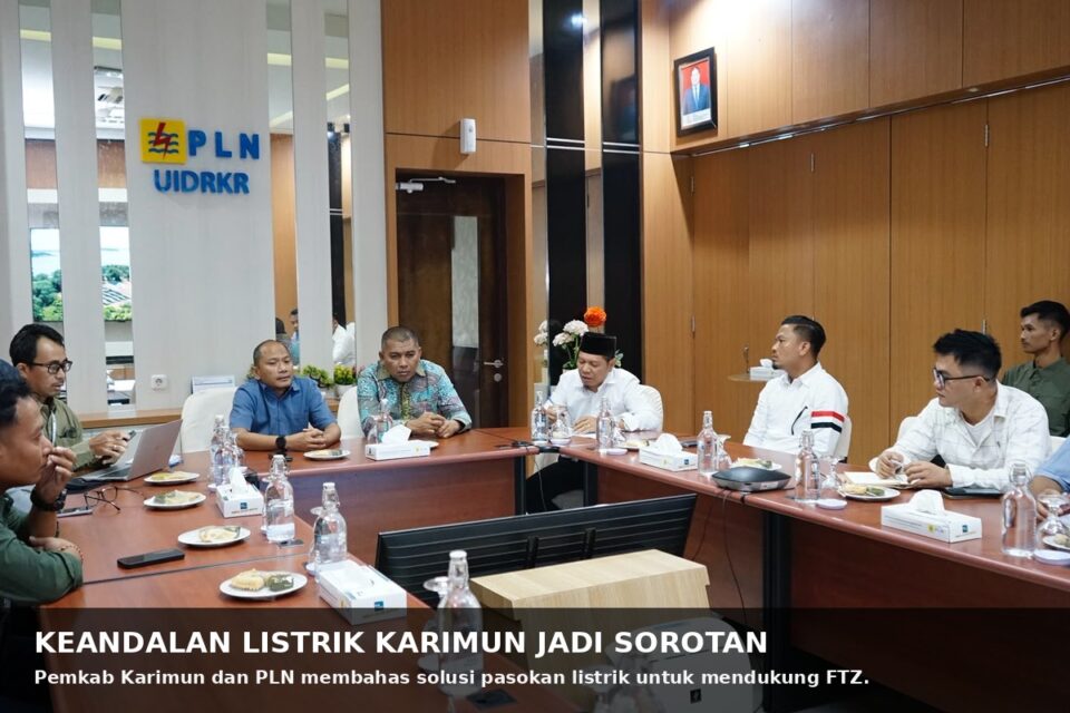 Wakil Bupati Karimun Rocky Marciano Bawole bersama jajaran PLN UID Riau dan Kepulauan Riau membahas keandalan pasokan listrik Karimun, termasuk kebutuhan listrik untuk mendukung kawasan FTZ dan pemerataan layanan hingga wilayah kepulauan